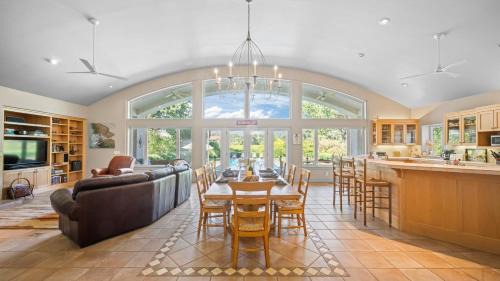 Kenwood House | Vineyard Estate w Pool Spa Bocce Ball Mins to Wineries Park Lawndale Road by AvantStay