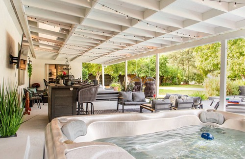 Healdsburg House | Vineyards Edge - Pool, Hot Tub, Bikes, Pets Welcome, Fire Pit- 1mi to Downtown