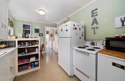 Rockaway Beach Cottage | Vintage 1945 Beach Cottage w/Deck, Grill & Fish Station – 2 Blocks from Beach!