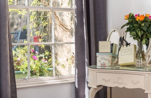 Bonnington Apartment | VINTAGE apt,pvt GARDEN,wifiNEW TOWN