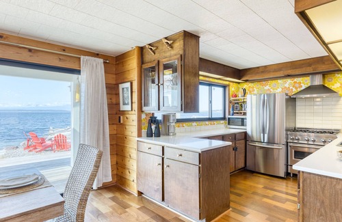 Coupeville House | Vintage Beach House by AvantStay | Waterfront Home