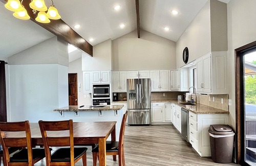 Manson House | Vintage Charm: Spacious, Hot Tub, Dock Access, Pet-Friendly, WiFi, Near Chelan