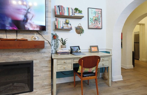 Santa Ana Apartment | Vintage Coastal Charm 10 mins. drive to Disneyland