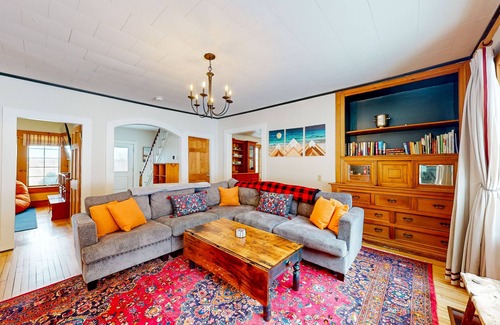 Jay House | Vintage Farmhouse with Private Hot Tub/Seasonal Pool, Patio, & High-Speed WiFi