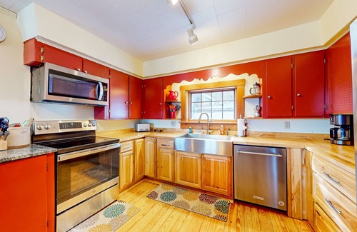 Jay House | Vintage Farmhouse with Private Hot Tub/Seasonal Pool, Patio, & High-Speed WiFi