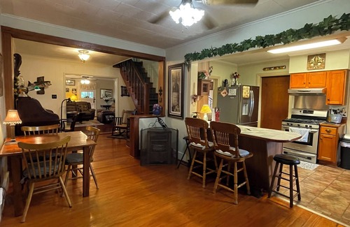Houma House | Vintage Home and Spacious Grounds - "mini-fest" area - 3 night Min. -
