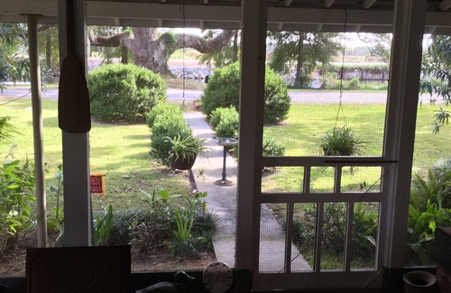 Houma House | Vintage Home and Spacious Grounds - "mini-fest" area - 3 night Min. -
