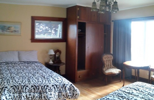 Friday Harbor House | Vintage Island Home 2 Blocks From Town. 4 Bdrs, 2 Kitchens, 3 Bath. Can Sleep 14