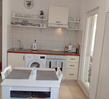 Cove Tri Zala (Zrnovo) Apartment | Violet Red Yellow Apartments