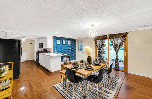 Michigan City Villa | VIP! LUXURY 4BD 5min to Lake Michigan beach Big Pool with heater!