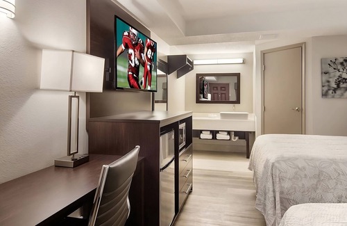 Erie Hotel | Visit Erie Historic Landmarks! 3 Budget-friendly Units, Comes with FREE Parking!