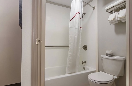 Erie Hotel | Visit Erie Historic Landmarks! 3 Budget-friendly Units, Comes with FREE Parking!