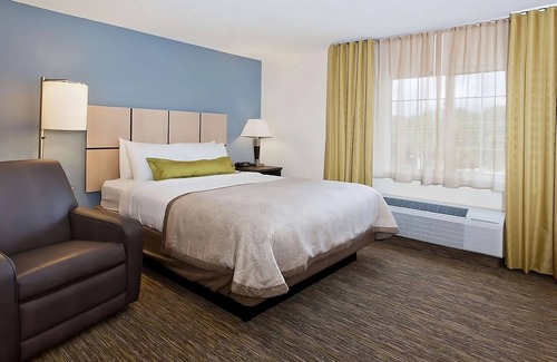 Ashley Oaks Hotel | Visit the Lakeshore Park! Private Kitchen & FREE Parking! Pets Allowed, Gazebo!