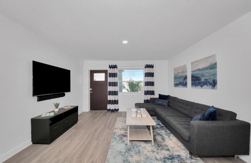 Sarasota Springs House | Vista Blu Sarasota by Pinecraft - 3 BR - Siesta Key 16 Min - Hot Tub