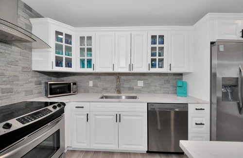 Sarasota Springs House | Vista Blu Sarasota by Pinecraft - 3 BR - Siesta Key 16 Min - Hot Tub