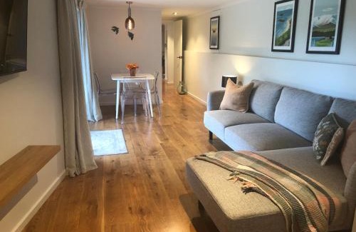 Havelock North House | Vista - touch of country and hot Spa