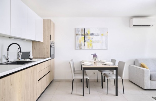 Umag Apartment | Vita Mirabilis suite, modern apartment by the sea