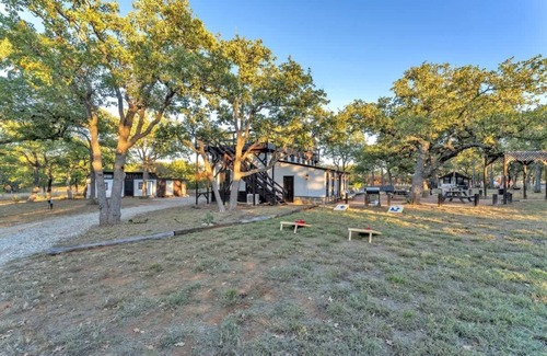 Fredericksburg House | Vitner: Hot tub-Pet friendly-10-Mins to Downtown!