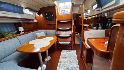 Gruissan Boat Rental | Voilier à quai