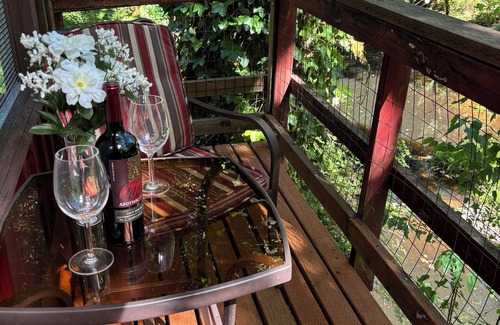 Curtis Cabin | ‘Volcano Country’ Creek side Cottage in Doty