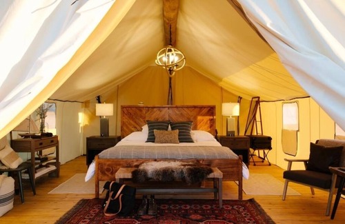 Manhattan Hotel | Voyager King Tent | Collective Governors | Romantic Glamping Escape