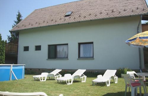 Balatonboglar Apartment | VUCA medencés, klimatizált Apartmanház