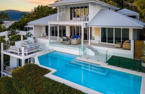 Shute Harbour House | 'Vue de Bleu' Luxury Whitsunday Retreat