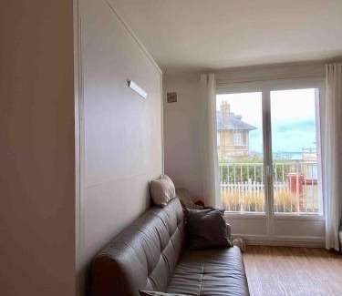 Villers-sur-Mer Apartment | Vue mer, balcon, 50m plage & village, au calme - centre ville historique, 2P pour 4 maximum