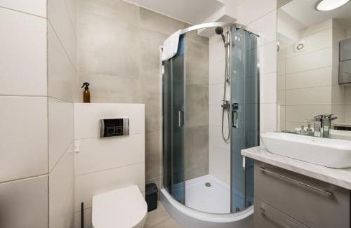 Wlochy Apartment | Włochy Popularna Charming Studio by BookingHost