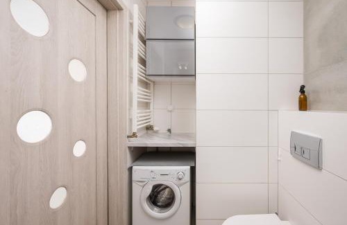 Wlochy Apartment | Włochy Popularna Charming Studio by BookingHost
