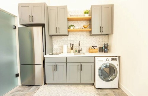 North Admiral House | W Seattle Modern Studio-Transit,AC,Close 2 Bridge!