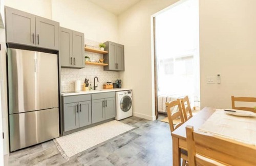 North Admiral House | W Seattle Modern Studio-Transit,AC,Close 2 Bridge!