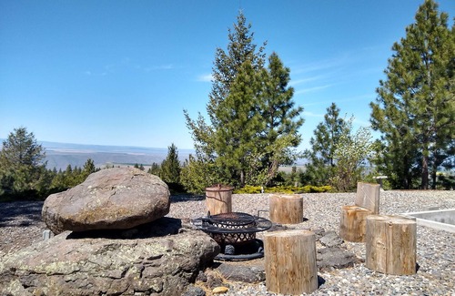 Lewiston Cabin | Waha Resort Private cabin in the Craig Mountains