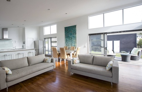 Waikanae Cottage | Waikanae Retreat - Waikanae Beach Holiday Home