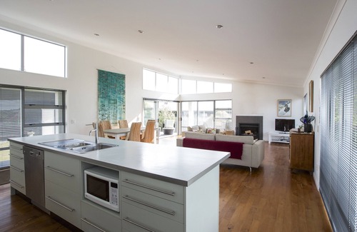 Waikanae Cottage | Waikanae Retreat - Waikanae Beach Holiday Home