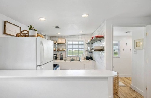 Surfside Beach House | Wait ‘n Sea|BeachBox| Walk to Beach|Large Deck!