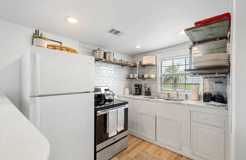 Surfside Beach House | Wait ‘n Sea|BeachBox| Walk to Beach|Large Deck!