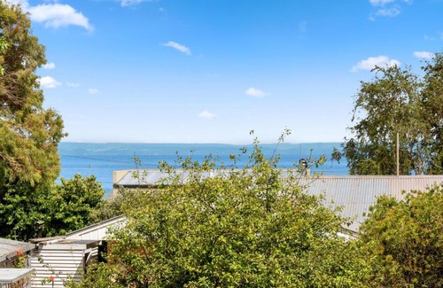 Waitahanui House | Waitahanui Lake House - Lake Taupo Holiday Home