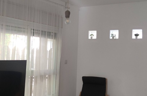 Caesarea Apartment | Wake up in this bright apartment near the beach with vibrant energyx