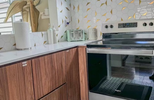 Santurce Cabin | Walk 2 beach-Pool & free prkg[5 bdrm]/Chic&Stylish