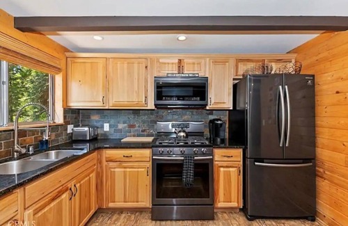 Lake Arrowhead Hotel | Walk 2 Village, Relax on Deck, Cool w/AC!