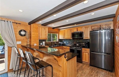 Lake Arrowhead Hotel | Walk 2 Village, Relax on Deck, Cool w/AC!