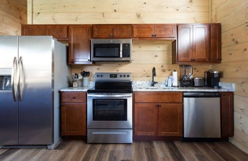 Pigeon Forge Cabin | Walk Into Downtown Pigeon Forge/Arcade/Hot Tub
