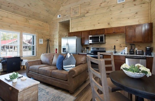 Pigeon Forge Cabin | Walk Into Downtown Pigeon Forge/Arcade/Hot Tub