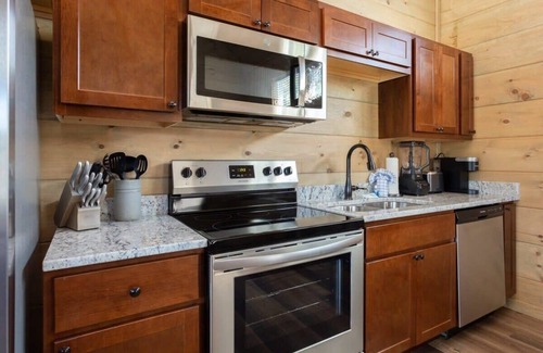 Pigeon Forge Cabin | Walk Into Downtown Pigeon Forge/Arcade/Hot Tub