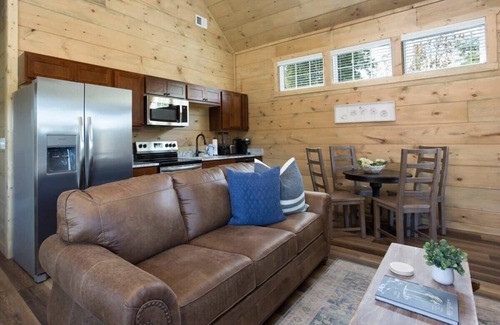 Pigeon Forge Cabin | Walk Into Downtown Pigeon Forge/Arcade/Hot Tub