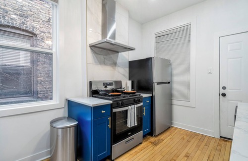 North Center House | Walk to Bars/Restaurants/Cubs Games! Sleeps 16 in a HUGE house!