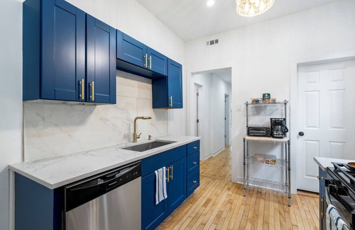 North Center House | Walk to Bars/Restaurants/Cubs Games! Sleeps 16 in a HUGE house!