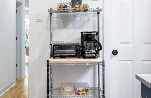 North Center House | Walk to Bars/Restaurants/Cubs Games! Sleeps 16 in a HUGE house!