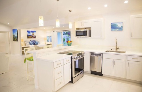 Kailua House | Walk to beach, 3 bd, 2 bth private house, heated pool, yard, AC, WIFI, parking